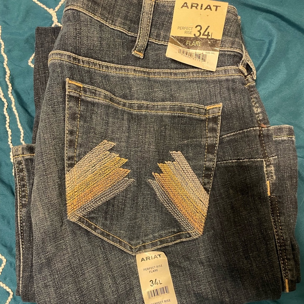 NWT. ARIAT PERFECT RISE FLARE JEANS